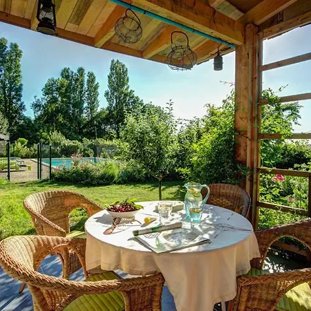 Sleeps 6 Pool Willa